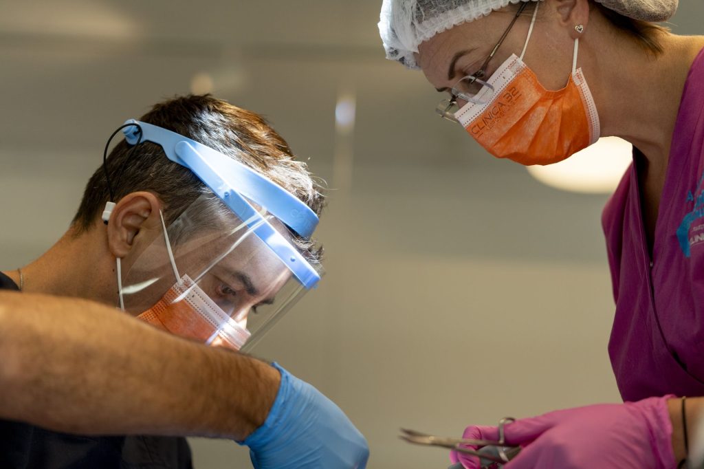 Dr. Răzvan Boberis în timpul unei intervenții, la Clinica 32